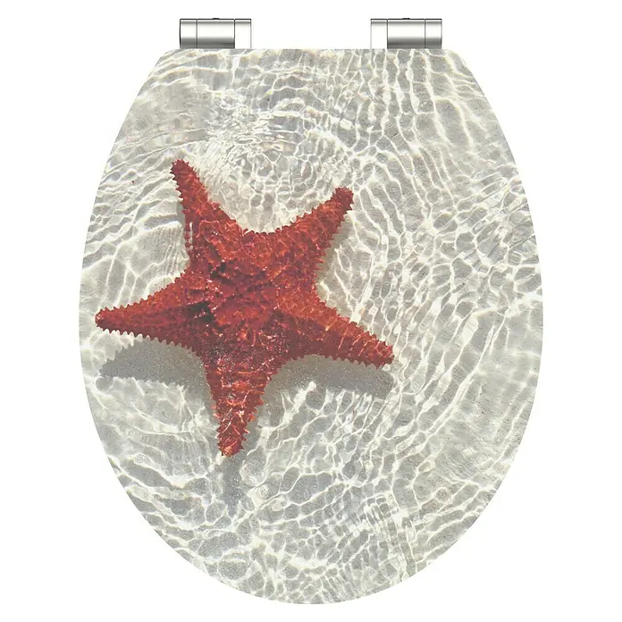 Schütte WC-Sitz Red Starfish - MDF, Beige/Rot, Mit Absenkautomatik - Toilettensitz mit einem roten Seesternmuster auf einem weißen Sandstrand, der durch das klare Wasser sichtbar ist.