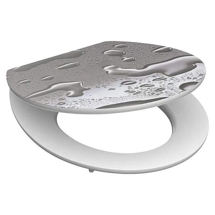 Schütte WC-Sitz Grey Steel - MDF, Grau, Mit Absenkautomatik - Ein nasser Toilettensitz mit Wassertropfen darauf, ideal für das Badezimmer. Das schlichte Design passt gut zu modernen Badezimmerarmaturen.