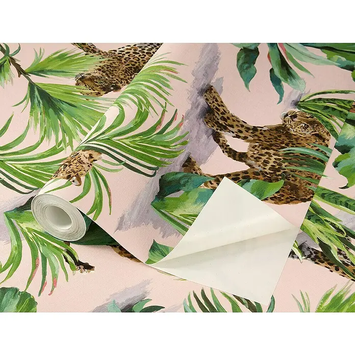Tesa Rasch Strukturtapete Savanna - Selbstklebend, Braun/Rose, Tieroptik, 6 x 0,53 m - Ein genauer Blick auf eine Rolle Dschungel-Tapete mit Leopard-Motiv, die sich teilweise abrollt und die Rückseite zeigt.
