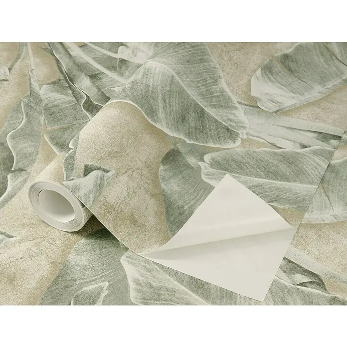Tesa Rasch Strukturtapete Cuba Blatt - Selbstklebend, Grün, Floral, 6 x 0,53 m - Nahaufnahme einer Rolle tropischer Blatt-Tapete mit abziehbarer Rückseite, die ein einfaches Anbringen für eine stilvolle Wanddekoration ermöglicht.