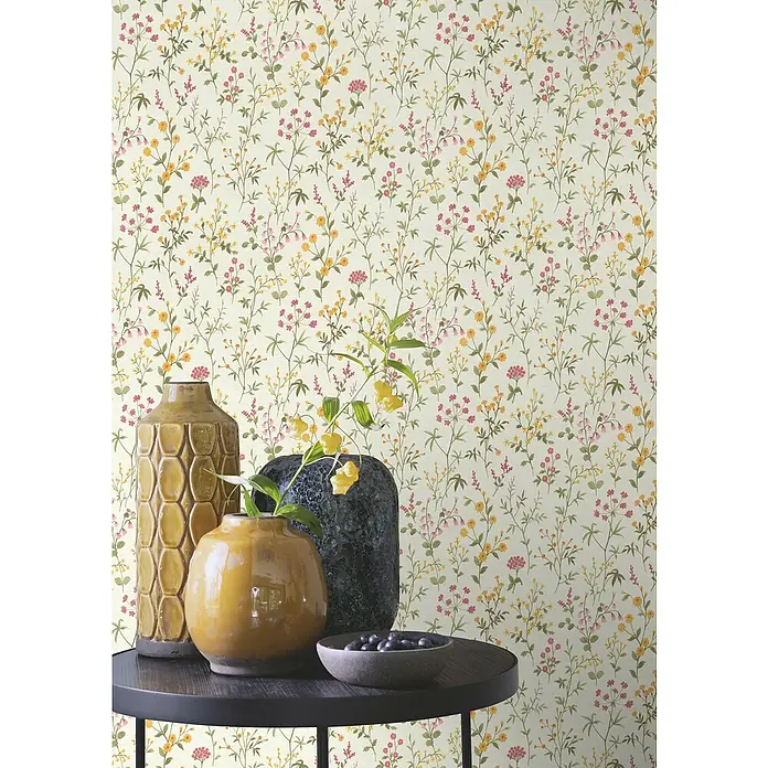 Tesa Rasch Strukturtapete Daisy Blume - Selbstklebend, Weiß/Grün, Floral, 6 x 0,53 m - Dekoratives Stillleben mit Vasen auf einem Tisch vor einer floralen Tapete. Die Vasen sind in verschiedenen Größen und Farben gehalten.
