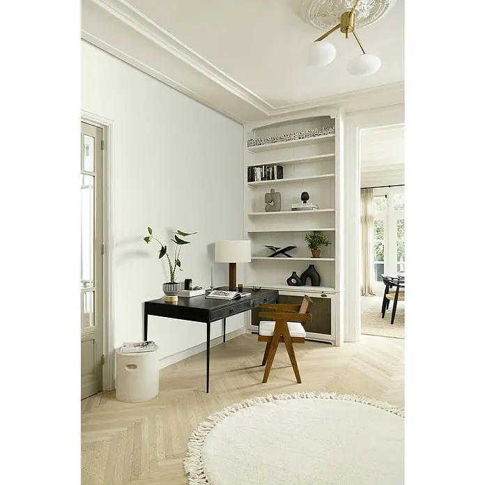 Tesa Rasch Strukturtapete - Selbstklebend, Weiß, Uni, 6 x 0,53 m - Elegantes Arbeitszimmer mit schwarzem Schreibtisch, Bücherregal und rundem Teppich. Das Design strahlt eine moderne und stilvolle Atmosphäre aus.