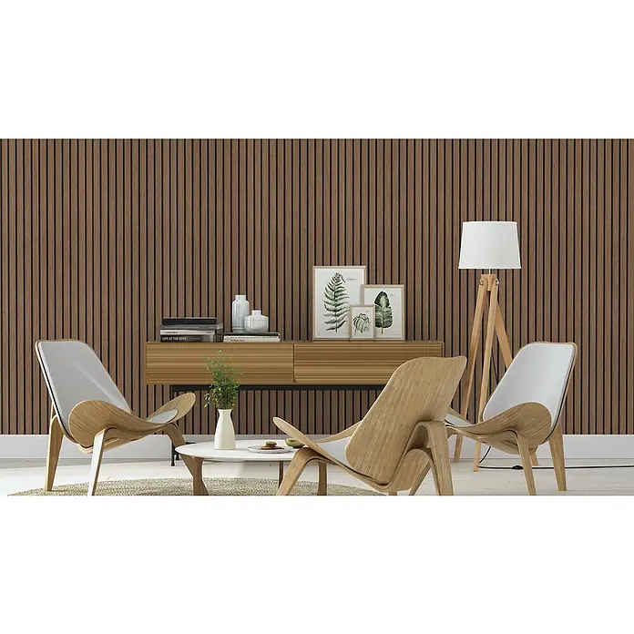 Tesa Rasch Strukturtapete Echo Akustik - Selbstklebend, Braunschwarz, Holzoptik, 6 x 0,53 m - Einladendes Wohnzimmer mit Holzwandpaneelen, Sesseln und einem stilvollen Sideboard. Die Wandpaneele verleihen dem Raum Wärme und Struktur.