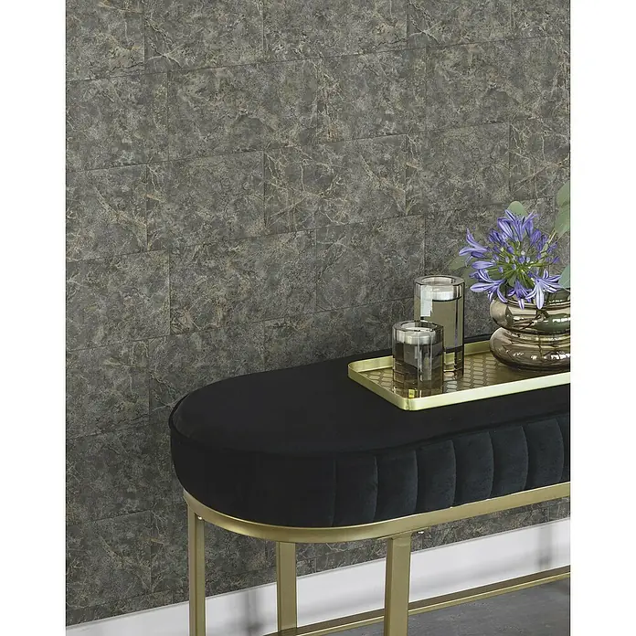 Tesa Rasch Strukturtapete Luxora - Selbstklebend, Grau/Anthrazit, Fliesenoptik, 6 x 0,53 m - Elegante schwarze Samtbank mit goldenem Gestell und dekorativer Ablagefläche für stilvolle Wohnräume.