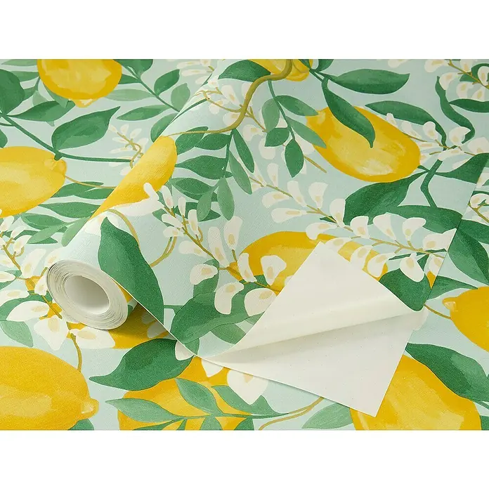 Tesa Rasch Strukturtapete Portofino - Selbstklebend, Blau/Grün/Gelb, Floral, 6 x 0,53 m - Nahaufnahme einer Rolle Zitronen-Tapete mit grünen Blättern und weißen Blüten auf hellblauem Grund.