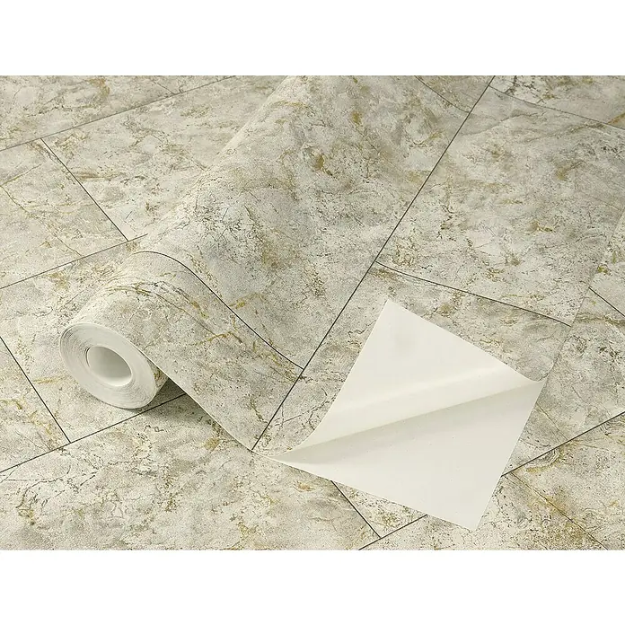Tesa Rasch Strukturtapete Luxora - Selbstklebend, Beige/Hellgrau, Fliesenoptik, 6 x 0,53 m - Ein aufgerolltes Stück Marmor-Effekt Tapete, teilweise abgezogen, zeigt das Muster und die Beschaffenheit des Produkts.