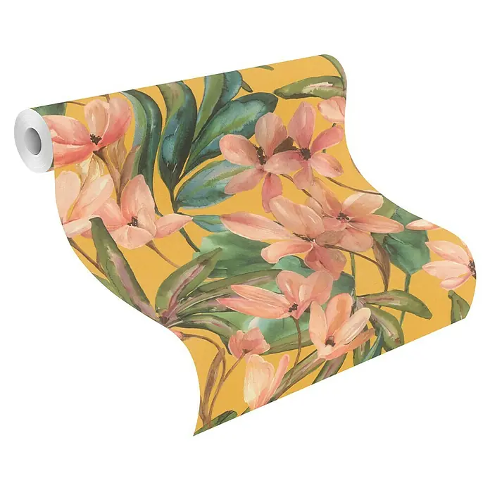 Tesa Rasch Strukturtapete Magnolia - Selbstklebend, Gelb/Grün/Rosa, Floral, 6 x 0,53 m - Tapetenrolle mit Blumenmuster: rosa Blüten und grüne Blätter auf gelbem Hintergrund.
