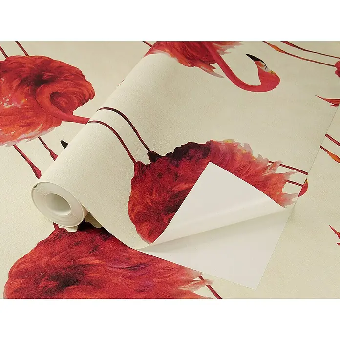 Tesa Rasch Strukturtapete Flamazing - Selbstklebend, Beige/Rosa, Tieroptik, 6 x 0,53 m - Nahaufnahme einer Rolle ablösbarer Tapete mit roten Flamingos auf cremefarbenem Grund, die ein lebhaftes und stilvolles Designelement zeigt.