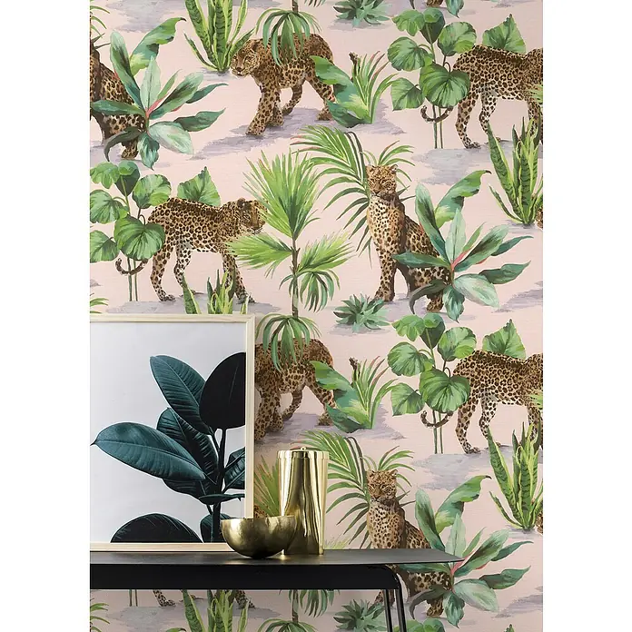Tesa Rasch Strukturtapete Savanna - Selbstklebend, Braun/Rose, Tieroptik, 6 x 0,53 m - Nahaufnahme einer stilvollen Dschungel-Tapete mit Leopardenmuster, die eine exotische Atmosphäre schafft und das Zuhause aufwertet.