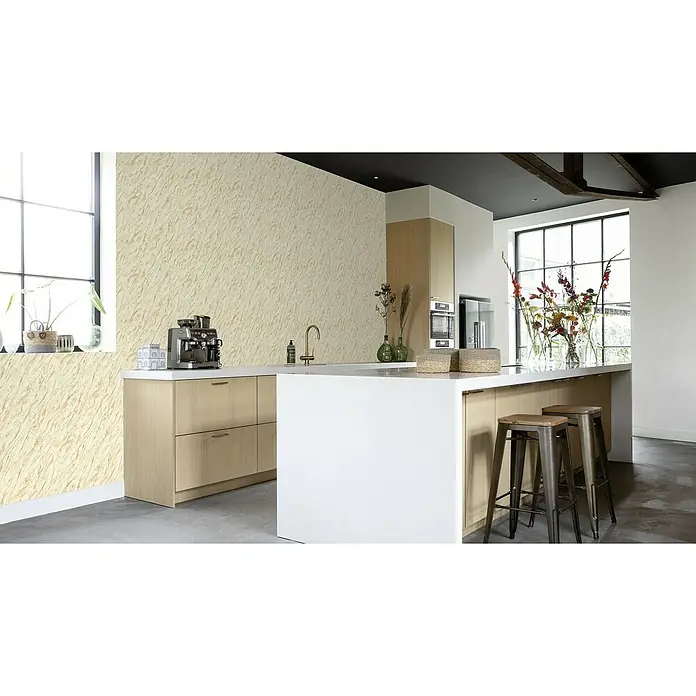 Tesa Rasch Strukturtapete Carrara - Selbstklebend, Beige, Steinoptik, 6 x 0,53 m - Elegante Küche mit beiger Marmortapete. Das Design umfasst eine Kücheninsel, moderne Geräte und Hocker für ein stilvolles Ambiente.
