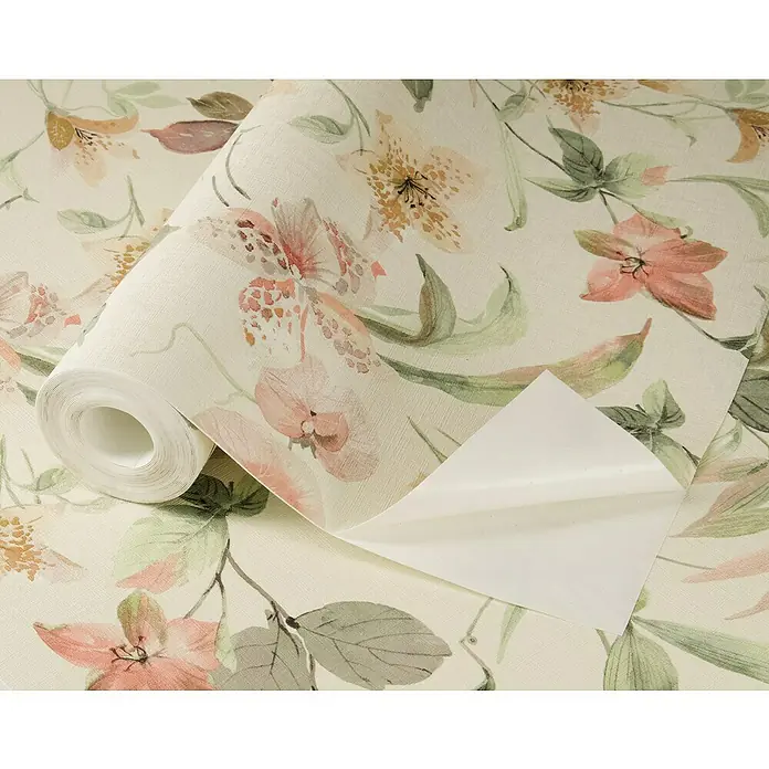 Tesa Rasch Strukturtapete Lumina - Selbstklebend, Beige/Grün, Floral, 6 x 0,53 m - Nahaufnahme einer Rolle floral gemusterter Tapete in sanften Farben, die ein elegantes und natürliches Ambiente schafft.