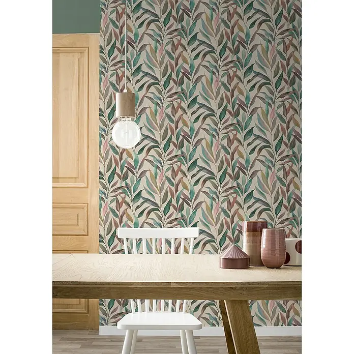 Tesa Rasch Strukturtapete Fiesta - Selbstklebend, Beige/Bunt, Floral, 6 x 0,53 m - Nahaufnahme eines Tisches mit Vasen und Deko-Objekten, die vor einer blumigen Tapete und einer schlichten Glühbirne platziert sind.