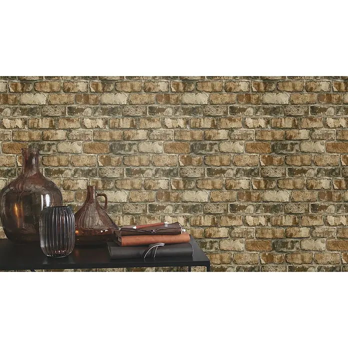 Tesa Rasch Strukturtapete Clayton Backstein - Selbstklebend, Beige/Braun, Steinoptik, 6 x 0,53 m - Dekorative Tischszene mit braunen Glasvasen, Notizbüchern und Stiften vor einer Backsteinmauer. Warme, erdige Farbtöne schaffen eine gemütliche Atmosphäre.
