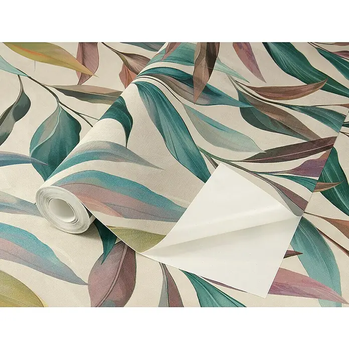 Tesa Rasch Strukturtapete Fiesta - Selbstklebend, Beige/Bunt, Floral, 6 x 0,53 m - Nahaufnahme einer Rolle selbstklebender Blättertapete mit einem eleganten Blattmuster in verschiedenen Farben.