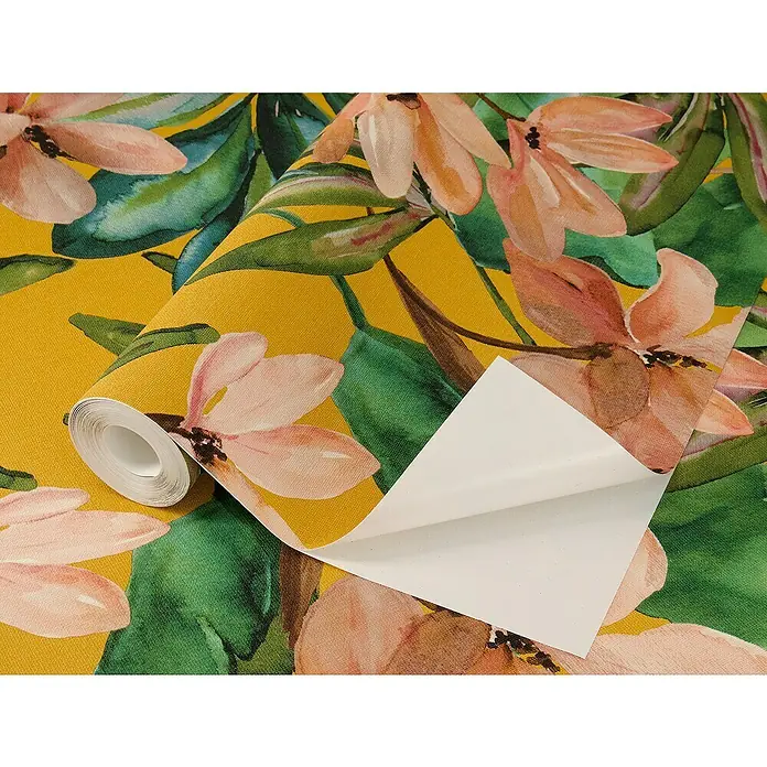 Tesa Rasch Strukturtapete Magnolia - Selbstklebend, Gelb/Grün/Rosa, Floral, 6 x 0,53 m - Nahaufnahme einer Rolle abziehbaren Tapete mit einem bunten Blumenmuster auf gelbem Hintergrund.