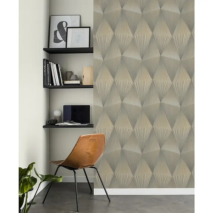 Tesa Rasch Strukturtapete Cairo - Selbstklebend, Greige, 3D-Optik, 6 x 0,53 m - Ein interieur mit einer Wand mit einem grafischen, geometrischen Tapetenmuster, einem Schreibtisch mit Regalen und einem Lederstuhl.