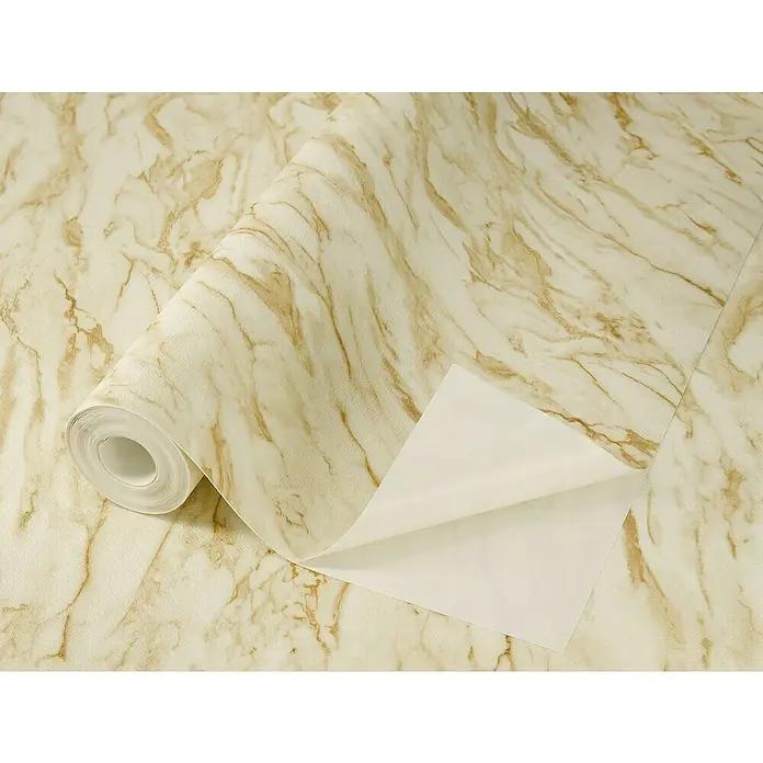 Tesa Rasch Strukturtapete Carrara - Selbstklebend, Beige, Steinoptik, 6 x 0,53 m - Nahaufnahme einer Rolle Marmor-Kontaktpapier, die Textur und das Design des Produkts hervorhebt. Perfekt, um jedem Raum einen Hauch von Eleganz zu verleihen.