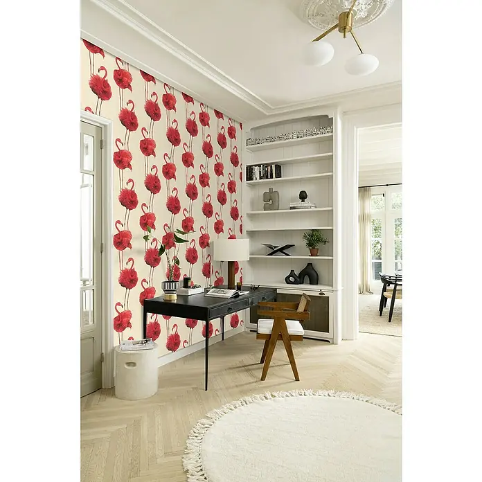 Tesa Rasch Strukturtapete Flamazing - Selbstklebend, Beige/Rosa, Tieroptik, 6 x 0,53 m - Büro mit auffälliger Flamingo-Tapete, schwarzem Schreibtisch und rundem Teppich für eine stilvolle und lebendige Arbeitsumgebung.
