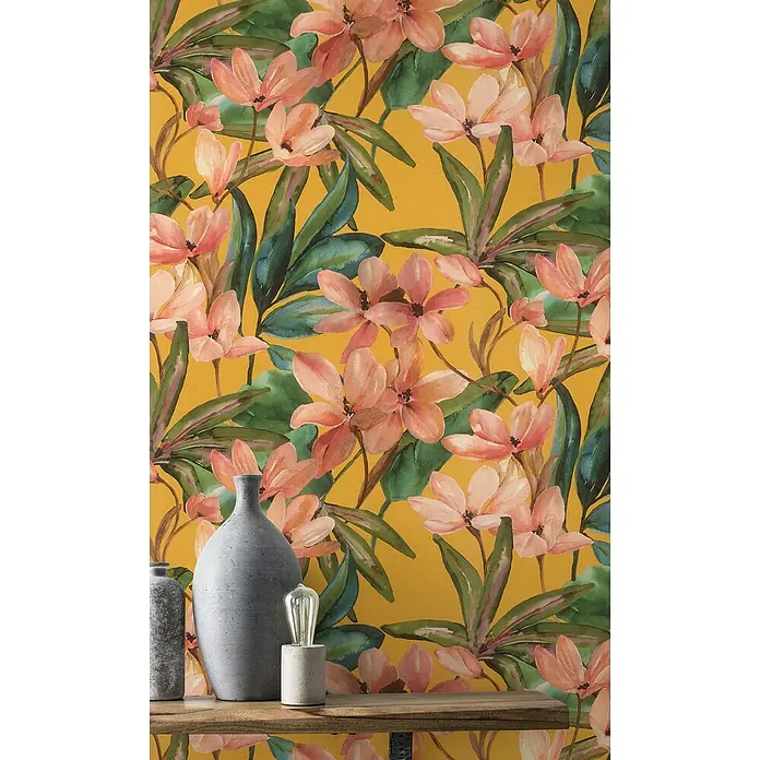Tesa Rasch Strukturtapete Magnolia - Selbstklebend, Gelb/Grün/Rosa, Floral, 6 x 0,53 m - Nahaufnahme einer floralen Tapete mit rosa Blüten und grünen Blättern auf gelbem Grund.