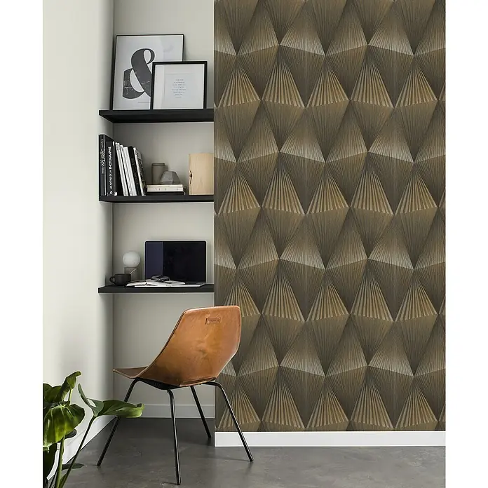 Tesa Rasch Strukturtapete Cairo - Selbstklebend, Schwarz/Gold, 3D-Optik, 6 x 0,53 m - Dekoratives Zimmer mit einer Wandtapete mit einem geometrischen Dreiecksmuster in Gold- und Brauntönen, das eine moderne Note verleiht.