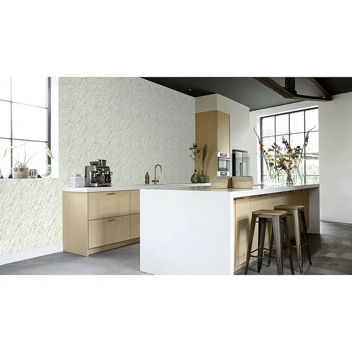 Tesa Rasch Strukturtapete Carrara - Selbstklebend, Weißgrau, Steinoptik, 6 x 0,53 m - Modernes Küchendesign mit hellen Holzelementen, einer Kücheninsel mit Barhockern und einer Marmor-Akzentwand für eine elegante Atmosphäre.