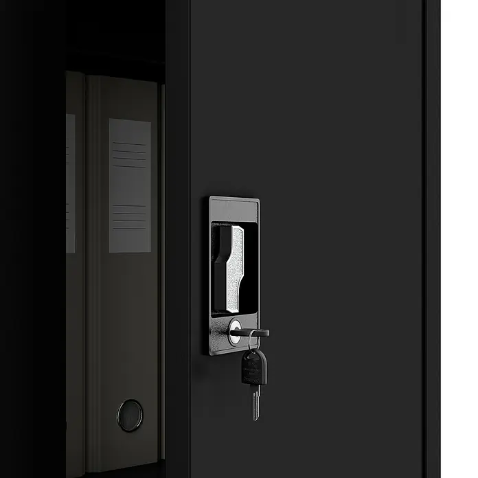 Jan Nowak Aktenschrank Jan - B x T x H: 90 x 40 x 185 cm, Schwarz - Schwarze Metallschranktür mit Schlüssel im Schloss, dahinter dunkle Aktenordner.
