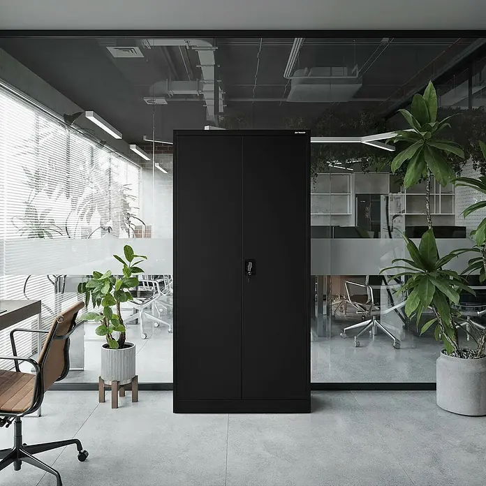 Jan Nowak Aktenschrank Jan - B x T x H: 90 x 40 x 185 cm, Schwarz - Schwarzer Metall-Büroschrank mit zwei Türen und Schloss, in einer modernen Büroumgebung mit Glaswänden.