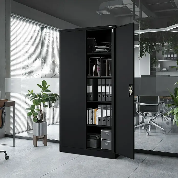 Jan Nowak Aktenschrank Jan - B x T x H: 90 x 40 x 185 cm, Schwarz - Schwarzer Aktenschrank aus Metall mit offener Tür, zeigt organisierte Regale mit Ordnern und Aufbewahrungsboxen im Büro.