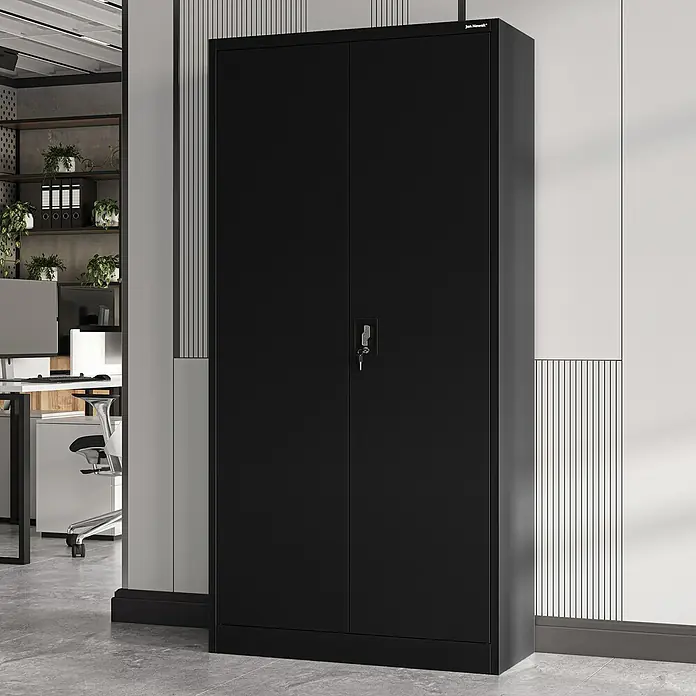 Jan Nowak Aktenschrank Jan - B x T x H: 90 x 40 x 185 cm, Schwarz - Schwarzer Metall-Doppeltür-Aktenschrank mit Schloss und Schlüssel, platziert in einem modernen Büro.