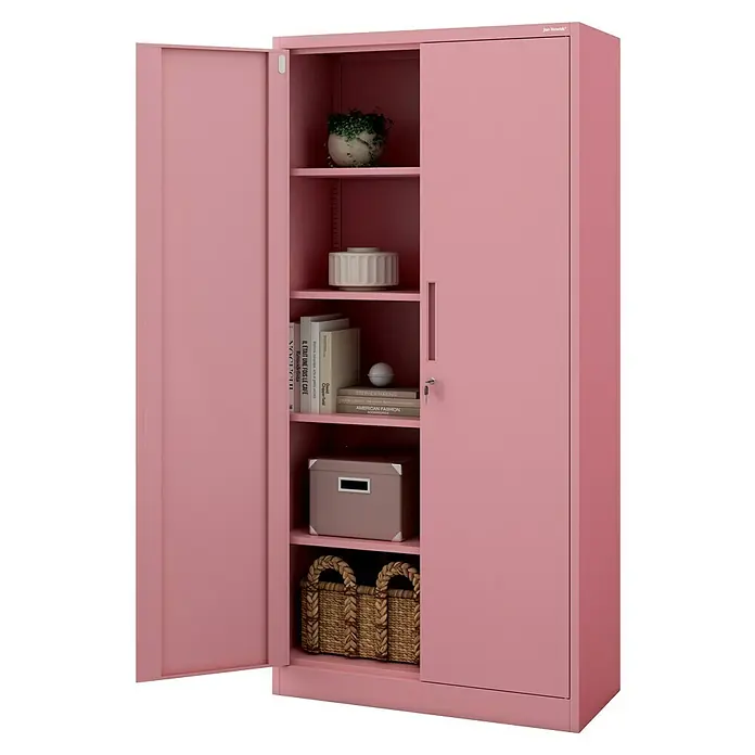 Jan Nowak Aktenschrank Jan - B x T x H: 90 x 40 x 185 cm, Rosa - Rosa Metallschrank mit einer geöffneten Tür, der Regale mit Dekorationsartikeln und Büchern zeigt.