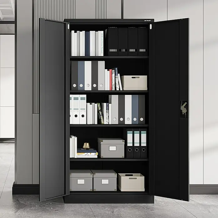 Jan Nowak Aktenschrank Jan - B x T x H: 90 x 40 x 185 cm, Schwarz - Dunkelgrauer Metallaktenschrank mit zwei geöffneten Türen, gefüllt mit Akten, Büchern und Aufbewahrungsboxen.