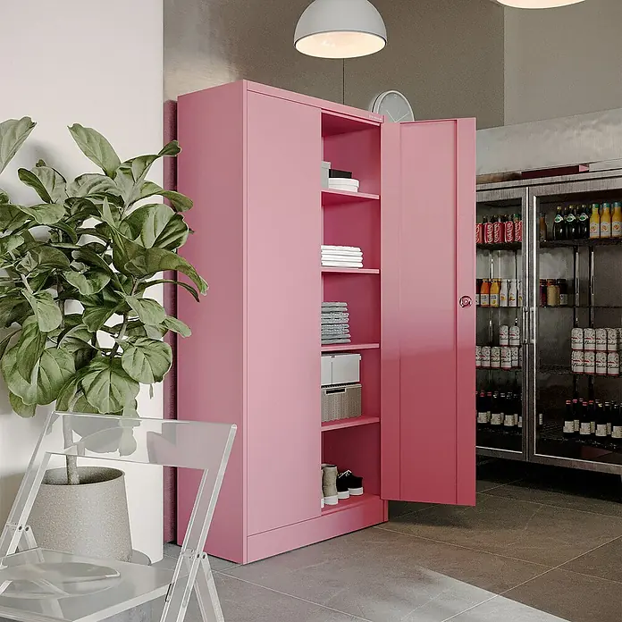 Jan Nowak Aktenschrank Jan - B x T x H: 90 x 40 x 185 cm, Rosa - Rosa Metallschrank mit zwei Türen, eine offen, zeigt Regale mit verschiedenen verstauten Gegenständen in einem modernen Raum.