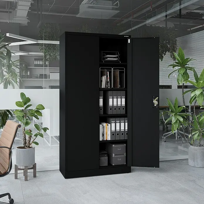Jan Nowak Aktenschrank Jan - B x T x H: 90 x 40 x 185 cm, Schwarz - Schwarzer Metall-Aktenschrank, geöffnet und mit Akten und Kartons gefüllt, in einem modernen Büro.