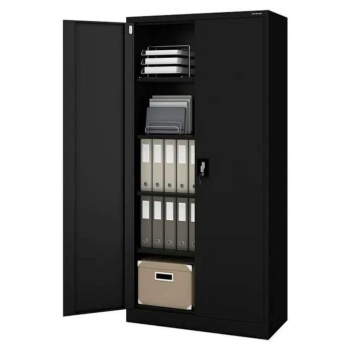 Jan Nowak Aktenschrank Jan - B x T x H: 90 x 40 x 185 cm, Schwarz - Schwarzer Metall-Büroschrank mit offener Tür, zeigt organisierte Ablagen mit Dokumentenfächern, Akten und einer Aufbewahrungsbox.