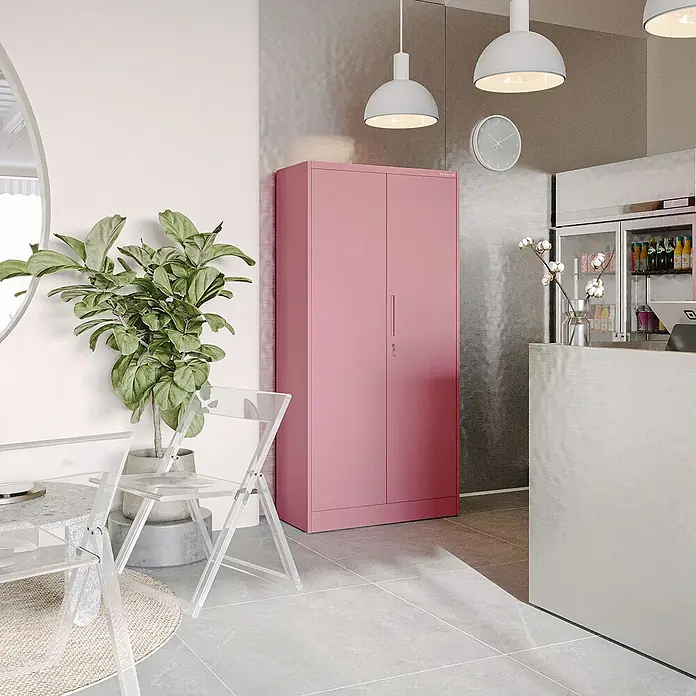 Jan Nowak Aktenschrank Jan - B x T x H: 90 x 40 x 185 cm, Rosa - Großer pinker Metallschrank mit zwei Türen und Schloss, in einem modernen Interieur platziert.