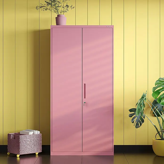 Jan Nowak Metall-Mehrzweckschrank Dawid - H x B x T: 185 x 90 x 45 cm, Rosa - Rosa zweitüriger Metallspind mit Griff und Schlüssel in einem lebhaften gelben Raum.