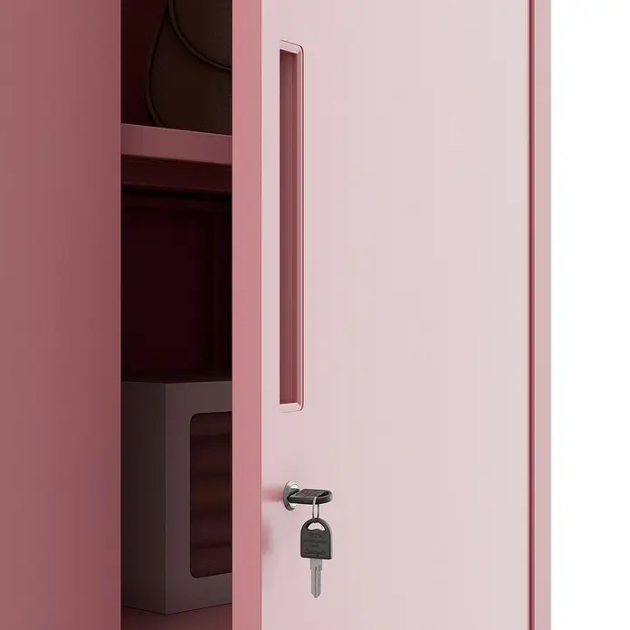Jan Nowak Metall-Mehrzweckschrank Dawid - H x B x T: 185 x 90 x 45 cm, Rosa - Hellrosa Spindtür mit Schlüssel im Schloss, offenbart einen dunklen Innenraum mit Gegenständen. Der Schlüssel ist antibakteriell.