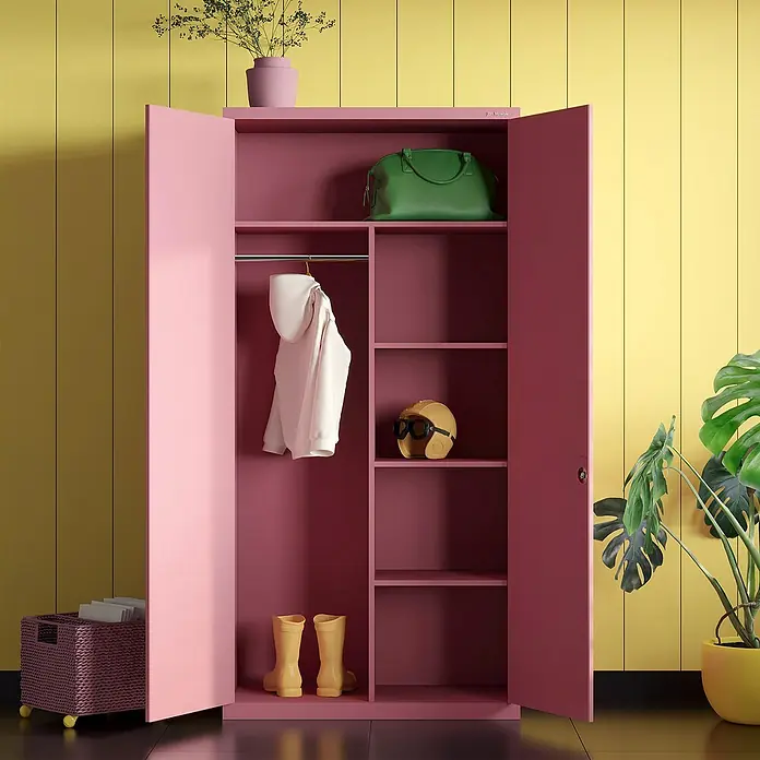 Jan Nowak Metall-Mehrzweckschrank Dawid - H x B x T: 185 x 90 x 45 cm, Rosa - Offener rosafarbener Kleiderschrank mit weinrotem Interieur, mit Regalböden und einer Kleiderstange, gefüllt mit Kleidung und Accessoires.