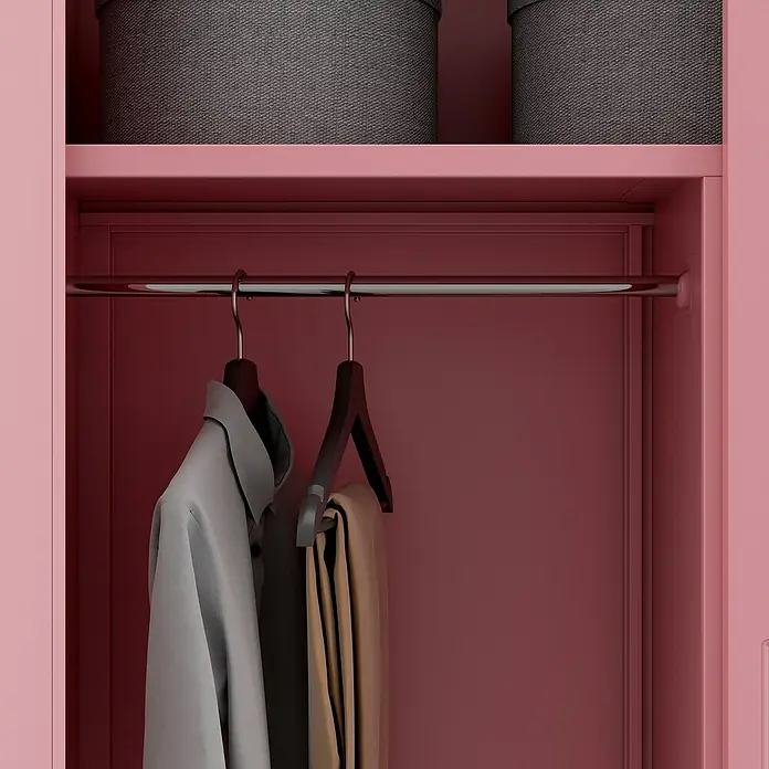 Jan Nowak Metall-Mehrzweckschrank Dawid - H x B x T: 185 x 90 x 45 cm, Rosa - Rosa Kleiderschrank-Inneres mit Metallstange, grauem Hemd, beigem Stoff und grauen geflochtenen Aufbewahrungsboxen im Regal.