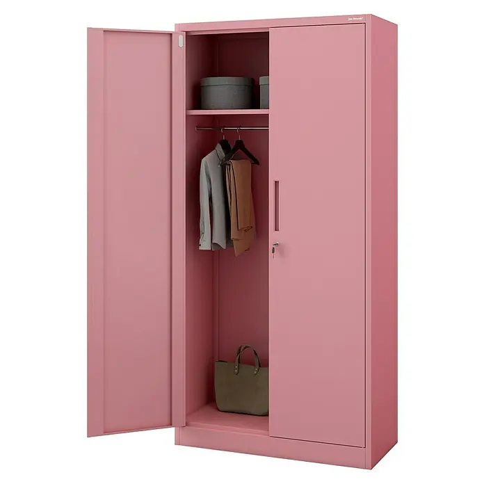 Jan Nowak Metall-Mehrzweckschrank Dawid - H x B x T: 185 x 90 x 45 cm, Rosa - Rosa Metallschrank mit geöffneter Tür, der Kleidung, Aufbewahrungsboxen und eine Tasche zeigt.