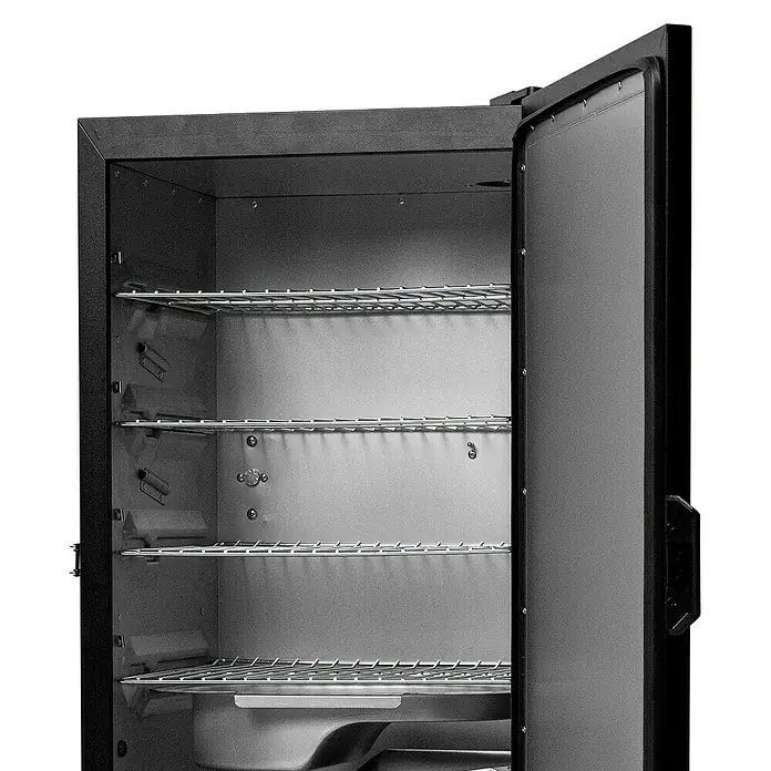 Masterbuilt Smoker 710 - Grillfläche (B x T): 53 x 44 cm - Offener schwarzer Räucherofen mit dunkelgrauem Innenraum, mehreren silbernen Rostablagen und einer Auffangschale.