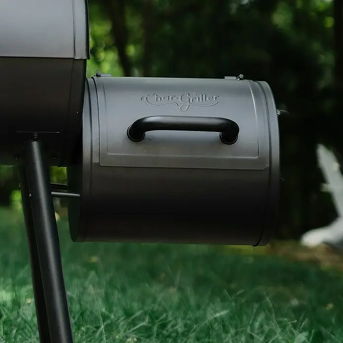 Char-Griller Holzkohlegrill inkl. Offset-Smoker - Grillfläche (B x T): 79 x 44 cm, Schwarz - Dunkelgrauer Char-Griller Grill mit geprägtem Logo und Griff.
