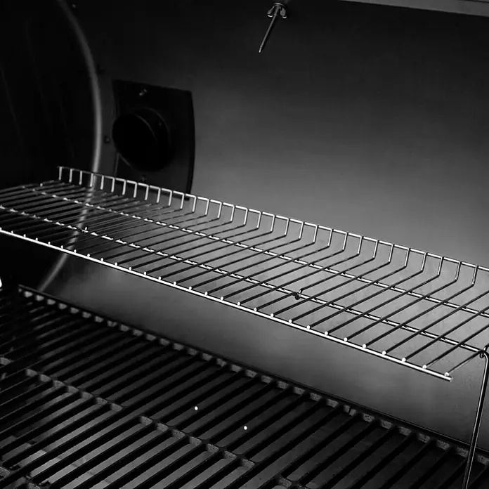 Char-Griller Holzkohlegrill inkl. Offset-Smoker - Grillfläche (B x T): 79 x 44 cm, Schwarz - Inneres eines dunklen Grills mit einem robusten unteren Grillrost und einem glänzenden Warmhalterost darüber.