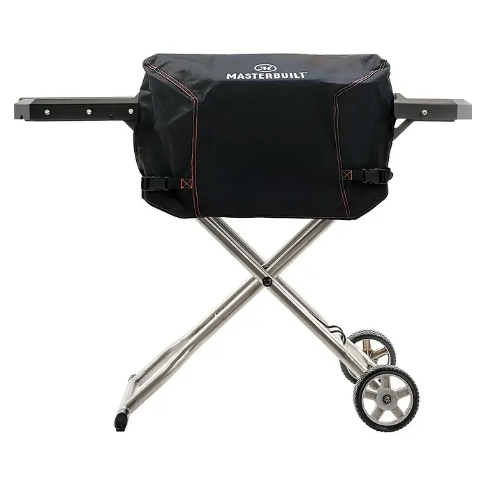 Char-Griller Grill-Schutzhülle - Passend für: tragbare Holzkohlegrill von Masterbuilt - Masterbuilt tragbarer Grill mit schwarzer Stoffabdeckung, roten Nähten und silbernem Rollständer.