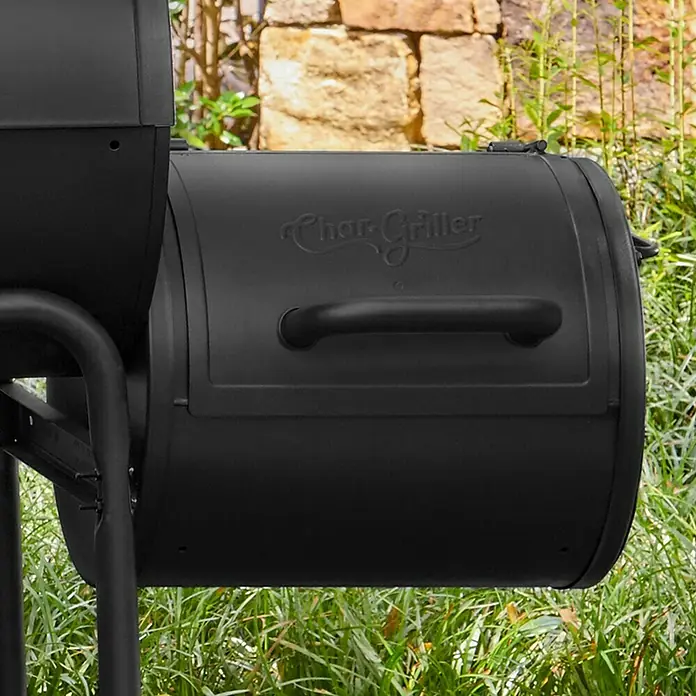 Char-Griller Smoker Portable Grill and Side Fire Box - Grillfläche (B x T): 45 x 43 cm - Schwarzer Char-Griller Grill/Smoker im Freien mit Gras und Steinmauer.