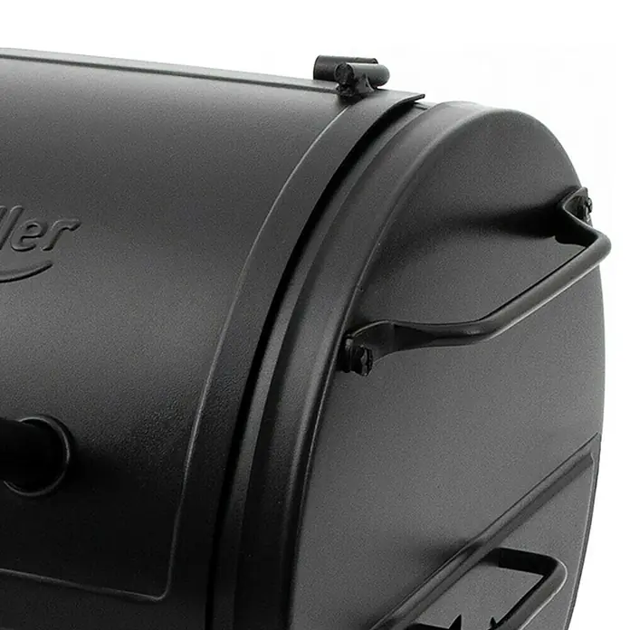 Char-Griller Smoker Portable Grill and Side Fire Box - Grillfläche (B x T): 45 x 43 cm - Detailaufnahme eines mattschwarzen Metall-Grilldeckels mit einem stabilen Seitenhandgriff.
