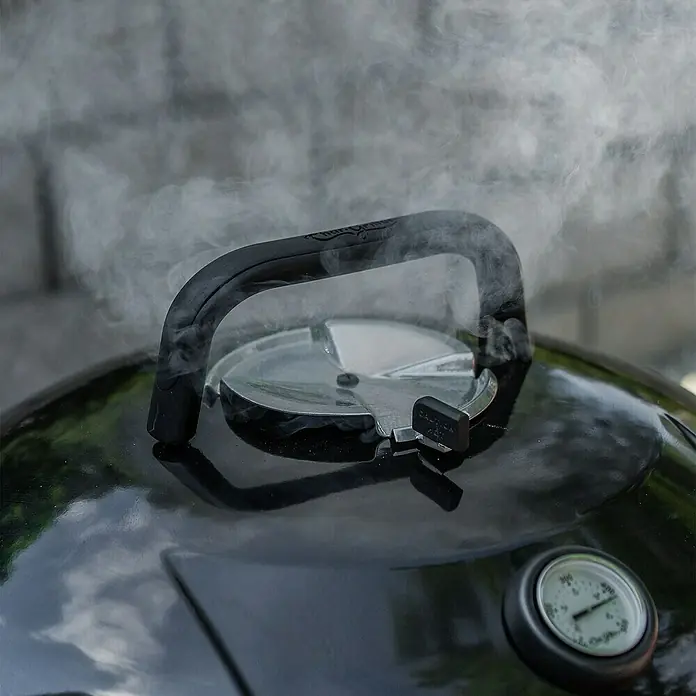 Char-Griller Holzkohlegrill - Durchmesser Grillfläche: 57 cm, Schwarz - Schwarzer Grilldeckel mit Dampf aus der silbernen Lüftung. Mit Griff und Thermometer.