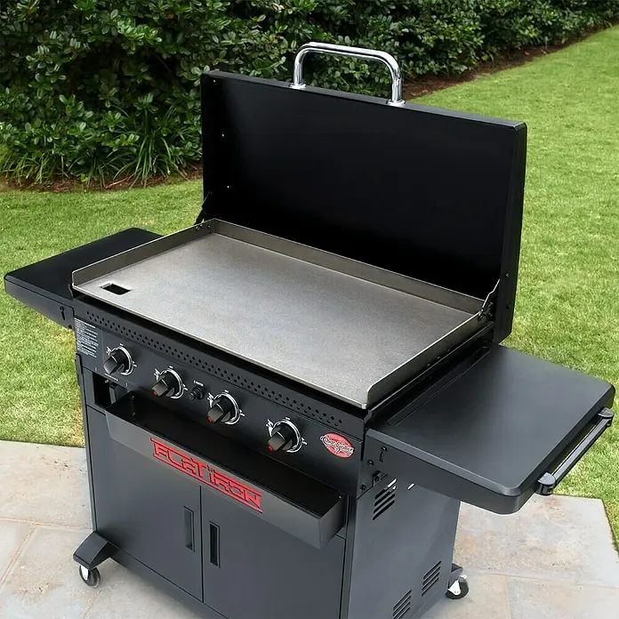 Char-Griller Plancha-Grill Flat Iron™ Premium Gas Griddle - Grillfläche (B x T): 56 x 46 cm, 14,65 kW, Anzahl Brenner: 4 Stk. - Schwarzer Flachgrill mit offenem Deckel, silberner Bratfläche, Seitenablagen, Drehreglern und Rollschrank.