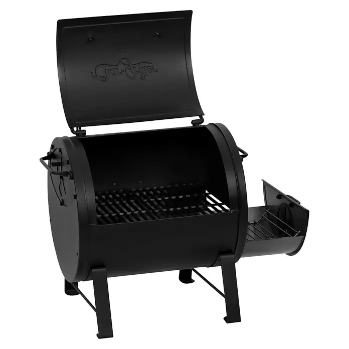 Char-Griller Smoker Portable Grill and Side Fire Box - Grillfläche (B x T): 45 x 43 cm - Schwarzer Metall-BBQ-Smoker mit geöffnetem Deckel, Grillrosten und seitlicher Feuerbox.