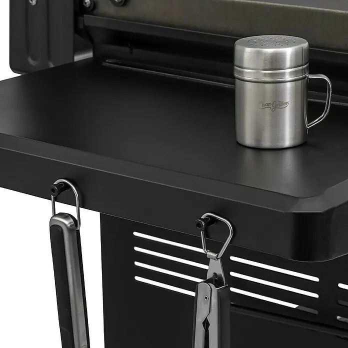 Char-Griller Plancha-Grill Flat Iron™ Premium Gas Griddle - Grillfläche (B x T): 56 x 46 cm, 14,65 kW, Anzahl Brenner: 4 Stk. - Schwarze Grill-Seitenablage mit Edelstahlstreuer und zwei Grillwerkzeugen aus Edelstahl an Haken.